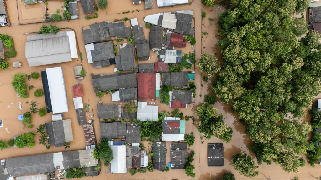car being submerged under water during a flood - Dataminr's flooding playbook resource